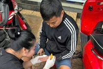 Giải cứu 2 cháu nhỏ khỏi căn nhà đang bốc cháy