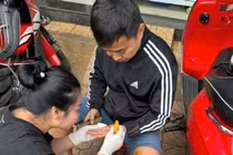 Giải cứu 2 cháu nhỏ khỏi căn nhà đang bốc cháy