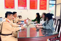 Kịp thời ngăn chặn một cô gái trẻ có ý định nhảy cầu