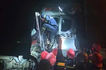 Phá cửa xe, cứu người trong vụ tai nạn liên hoàn