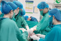 Đau bụng dữ dội sản phụ thai 28 tuần vỡ tử cung, chảy máu ồ ạt