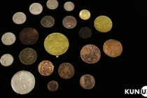 Đào hầm "nhà cũ", sững sờ phát hiện kho báu giấu kín hơn 80 năm