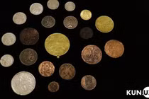 Đào hầm "nhà cũ", sững sờ phát hiện kho báu giấu kín hơn 80 năm