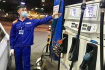 Giá xăng RON 95 vượt mốc 21.000 đồng/lít