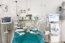 Ăn kẹo dẻo mua tại cổng trường trẻ 6 tuổi hôn mê