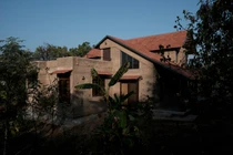 Đẹp ngỡ ngàng ngôi nhà 2 tầng được xây từ bùn, đá, gỗ và đất sét