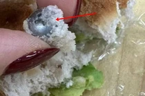 Ăn bánh mì trong siêu thị, cô gái vỡ răng vì điều này