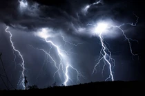 Người phụ nữ bị sét đánh tử vong ngoài đồng