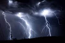 Người phụ nữ bị sét đánh tử vong ngoài đồng