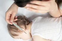 Bác sĩ chỉ rõ trẻ sốt sau phẫu thuật khi nào nguy hiểm?