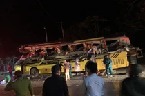 Xe khách va chạm container trên quốc lộ, 5 người tử vong