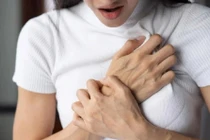 Vợ bị ngừng tim, chồng nhanh trí làm việc này cứu vợ thoát cửa tử