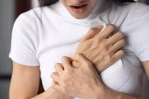 Vợ bị ngừng tim, chồng nhanh trí làm việc này cứu vợ thoát cửa tử