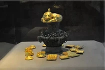 Đào mương, vô tình đụng trúng bình cổ đầy vàng lấp lánh