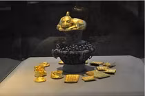 Đào mương, vô tình đụng trúng bình cổ đầy vàng lấp lánh