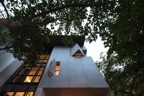 Ngôi nhà ở Hà Nội khoét mái ngói cách điệu nổi bật trên báo Mỹ