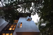Ngôi nhà ở Hà Nội khoét mái ngói cách điệu nổi bật trên báo Mỹ
