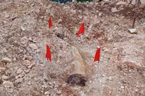 Đào đất làm nhà, bất ngờ phát hiện quả bom nặng hơn 1 tấn