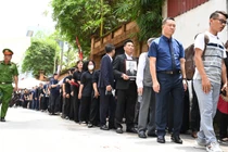 Hàng dài Nhân dân xếp hàng viếng Tổng Bí thư Nguyễn Phú Trọng ở quê nhà