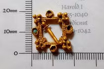 Bất ngờ tìm thấy "báu vật" lúc dò kim loại trên bãi đất trống