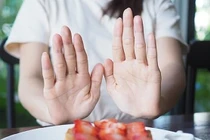 Những thói quen ăn tối sai cách rút ngắn tuổi thọ, nhiều người từng mắc