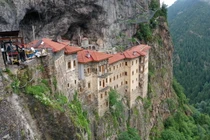 Khám phá tu viện gần 2.000 tuổi nằm ở vị trí không thể tin nổi