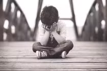 Va chạm khi đá bóng, bé trai 13 tuổi suýt phải cắt tinh hoàn