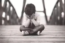 Va chạm khi đá bóng, bé trai 13 tuổi suýt phải cắt tinh hoàn