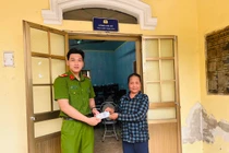 Nhặt được 50 triệu, người phụ nữ mang đến công an nhờ tìm người đánh rơi