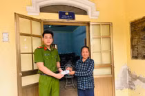 Nhặt được 50 triệu, người phụ nữ mang đến công an nhờ tìm người đánh rơi