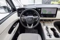 Chi tiết Lexus LM 500h - "chuyên cơ mặt đất", từ 7,21 tỷ tại Việt Nam