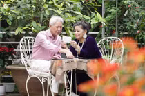 Ngắm khu vườn rực sắc hoa trong biệt thự 1.000m2 của NSND Thanh Hoa