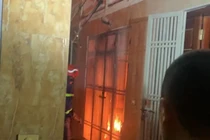 Cháy nhà 5 tầng ở Hà Đông lúc rạng sáng, 1 người được cứu thoát 