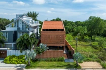 Ngắm ngôi nhà 3 tầng độc đáo với mái dốc, gạch đục lỗ 