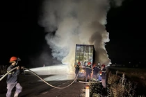 Xe container bất ngờ bốc cháy dữ dội trong đêm