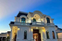 Ngắm biệt thự đón Tết lộng lẫy của tiền đạo Văn Toàn