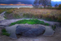 Kỳ lạ tảng đá chuyển sang màu xanh khi trời mưa