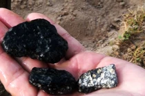 Tưởng nhặt trúng đá quý, ai ngờ nhận "kết đắng" 