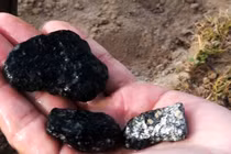 Tưởng nhặt trúng đá quý, ai ngờ nhận "kết đắng" 