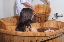 Tắm thuốc thảo dược đẹp da, ngừa bệnh tật