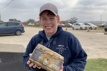 Bất ngờ tìm thấy "kho báu" khủng khi dọn rác trên bãi biển