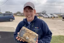 Bất ngờ tìm thấy "kho báu" khủng khi dọn rác trên bãi biển