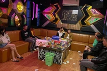Bắt quả tang 9 nam, nữ đang "bay lắc" trong quán karaoke Sông Quê