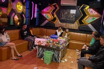 Bắt quả tang 9 nam, nữ đang "bay lắc" trong quán karaoke Sông Quê