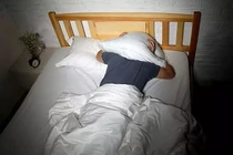 Tại sao hay trở mình khi ngủ, nằm yên hay trở mình tốt cho sức khỏe?