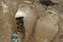 Đào đất lộ ra kho báu "khủng", chuyên gia lập tức có mặt vì...