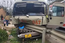 Xe khách đâm vào hộ lan, 6 người bị thương