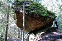 Kỳ lạ tảng đá chênh vênh nhưng đứng vững không đổ suốt hàng ngàn năm 