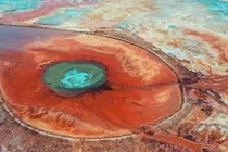 Bí ẩn “mắt quỷ” khổng lồ, nghìn năm sôi sục giữa sa mạc