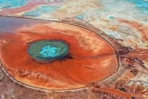 Bí ẩn “mắt quỷ” khổng lồ, nghìn năm sôi sục giữa sa mạc